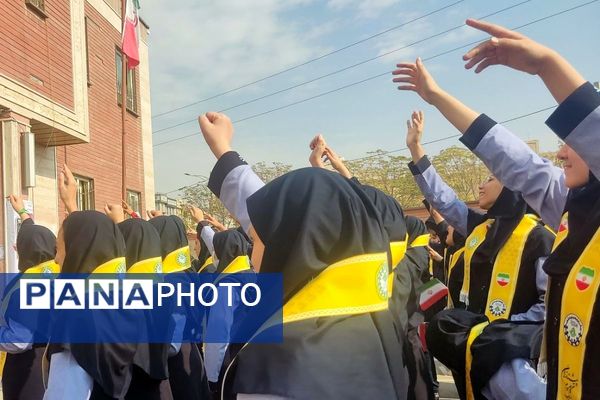  آیین وطن‌یار در مدرسه فرزانگان1 اسلامشهر باحضور خانواده شهید شاکری 