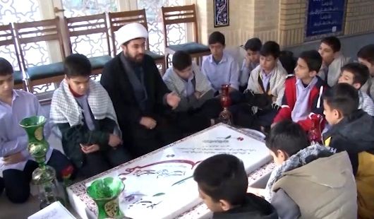 تجدید میثاق دانش آموزان مدرسه شاهد معرفت قم با شهید گمنام دفاع مقدس