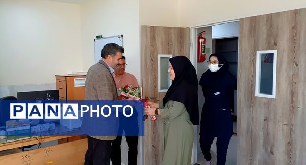 قدردانی دانش‌آموزان از پرستاران در روز پرستار