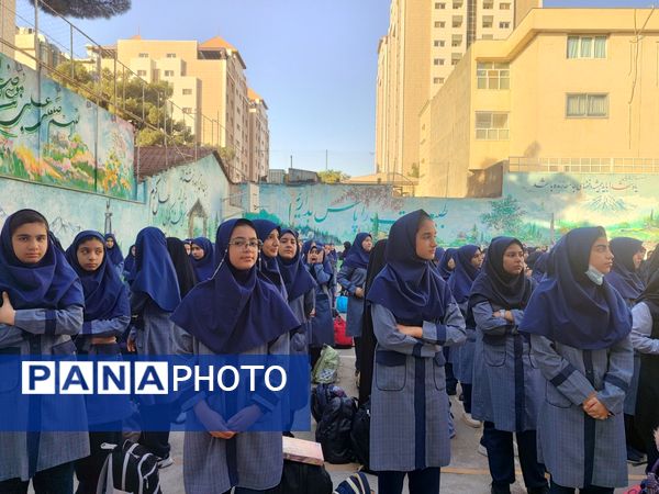 مراسم اعطای حکم و نشان فرماندهی بسیج دانش آموزی دبیرستان شاهد تکتم ناحیه۳
