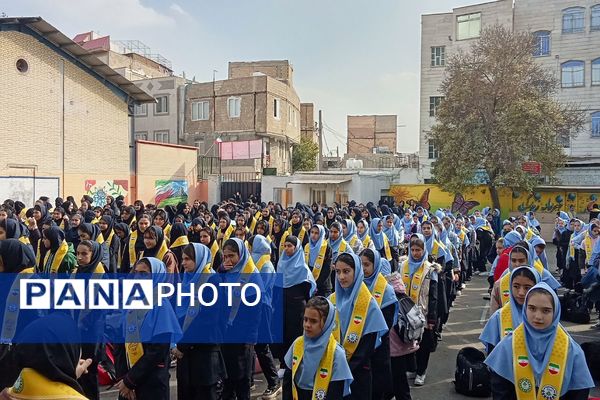 برگزاری همایش وطن‌یار در توحید یک؛ ادای احترام دانش‌آموزان به شهدای جنگ ۱۲روزه با حضور مادر «پسر آسمانی» عرشیان افشارمند در شهرستان قدس