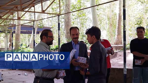 گذری کوتاه بر اهدای جوایز در اردوی جدید الورودهای شاهد ابوذر غفاری 