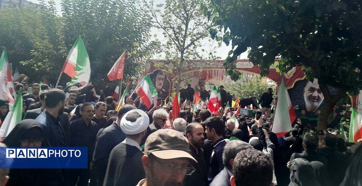 تشییع پیکرهای مطهر فرماندهان بر دستان مردم قدرشناس