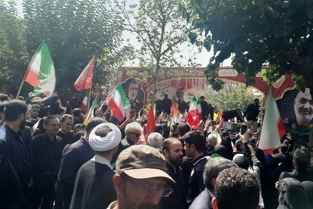 تشییع پیکرهای مطهر فرماندهان بر دستان مردم قدرشناس 