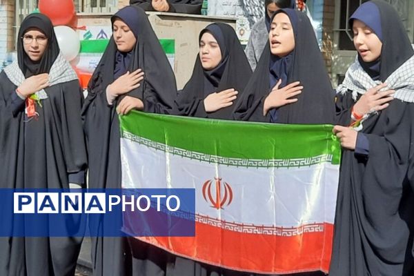 شور و نشاط دانش‌آموزان مدارس منطقه پردیس در جشن‌های دهه فجر انقلاب اسلامی 