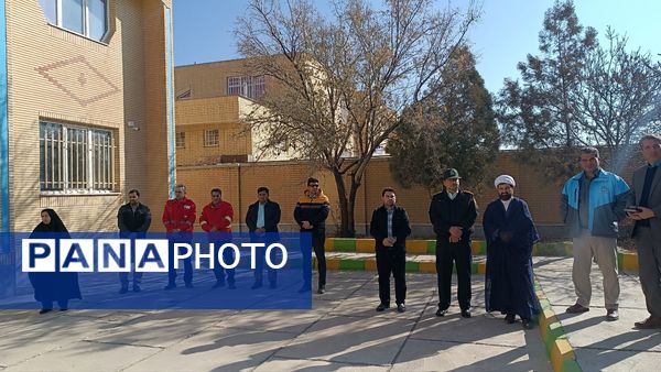 نواختن زنگ زلزله در دبیرستان کوشش شهرستان فاروج 
