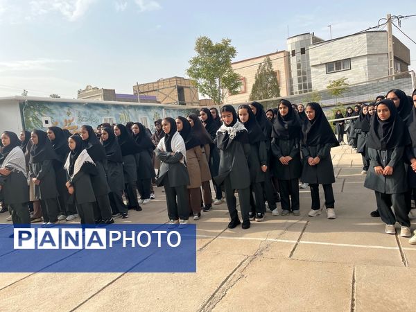 نواختن زنگ مهر در مدرسه شهید محمدی پور خلیل آباد 