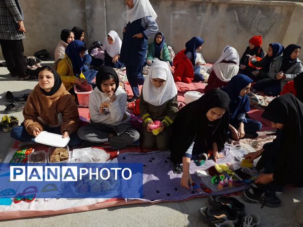 برپایی بازارچه مدرسه‌ای به‌مناسبت دهه فجر در آموزشگاه دخترانه شهید حسن زاده خانلق