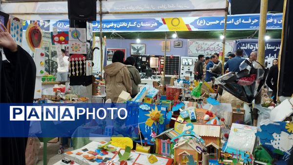 بازدید دانش آموزان از نمایشگاه پژوهش و فناوری در خلیل آباد