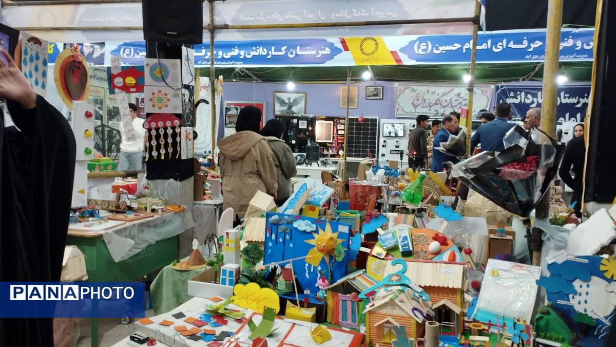 بازدید دانش آموزان از نمایشگاه پژوهش و فناوری در خلیل آباد