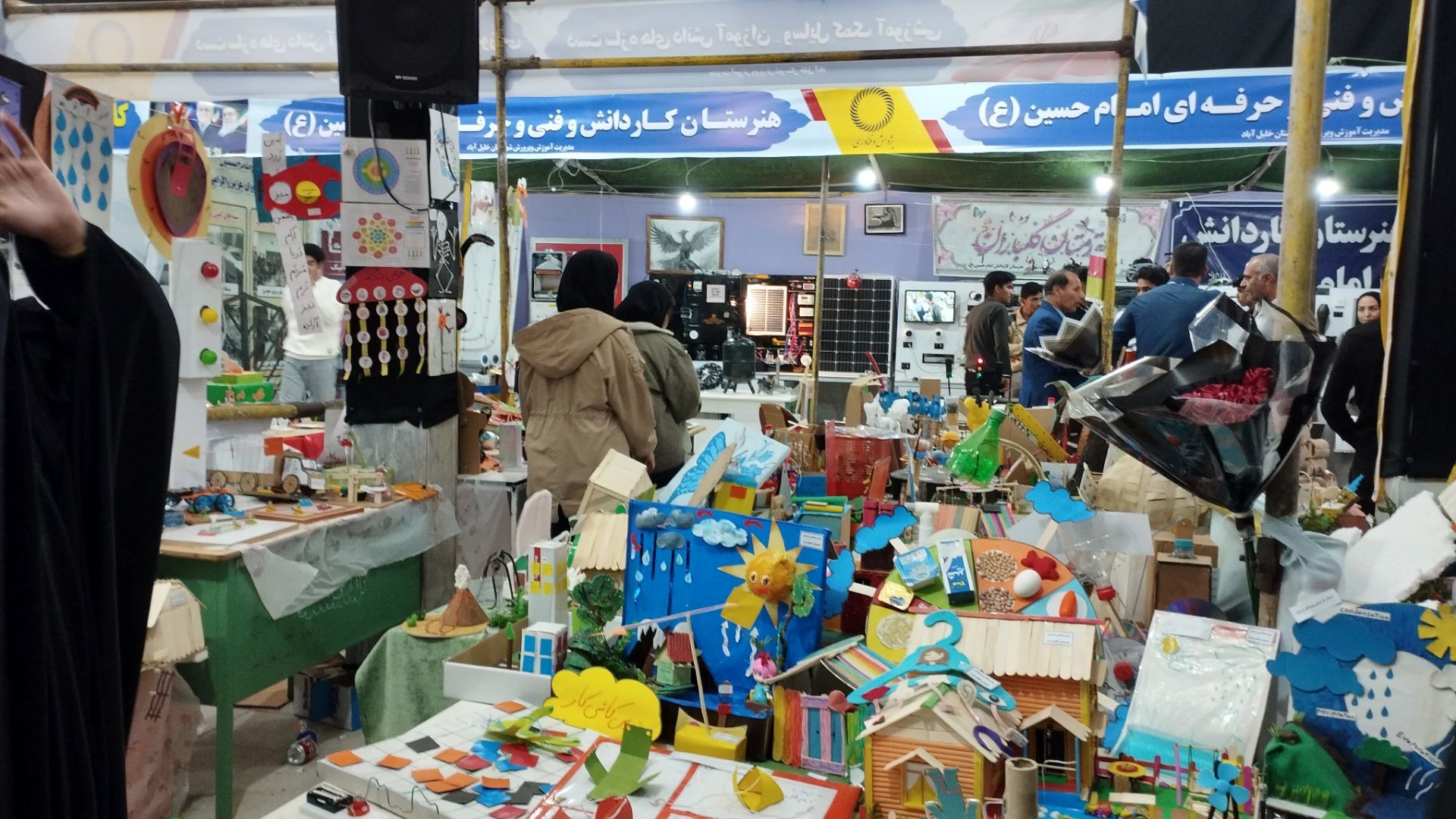 بازدید دانش آموزان از نمایشگاه پژوهش و فناوری در خلیل آباد