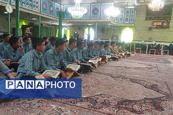 محفل انس با قرآن کریم با حضور پرشور دانش‌آموزان شهر آبسرد شهرستان دماوند