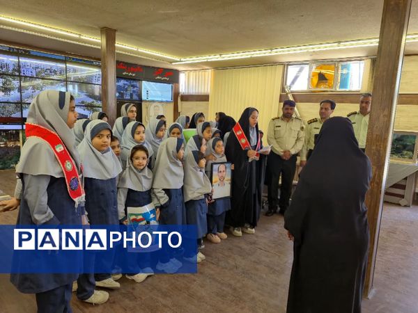 تبریک به پدران شاغل نیروی انتظامی توسط دانش‌آموزان مدرسه شاهد خیر سجادی