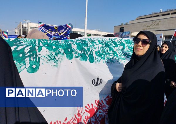 راهپیمایی ۱۳ آبان در میدان شهدا مشهد