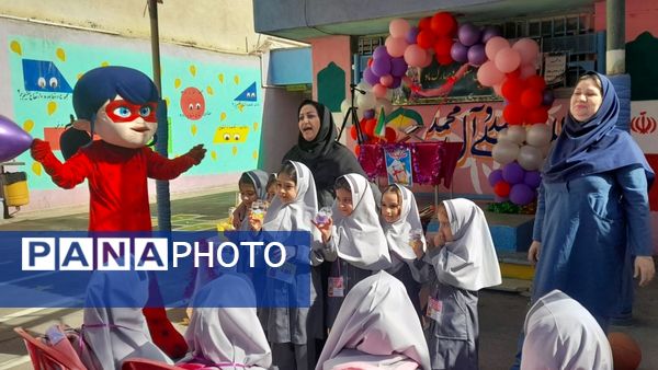 جشن شکوفه‌ها در مدرسه پیک انقلاب ناحیه 2 کرج