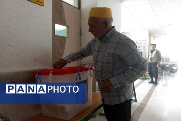 حضور گسترده مردم شهیدپرور شهر تیتکانلو بخش خبوشان پای صندوق‌های رأی 