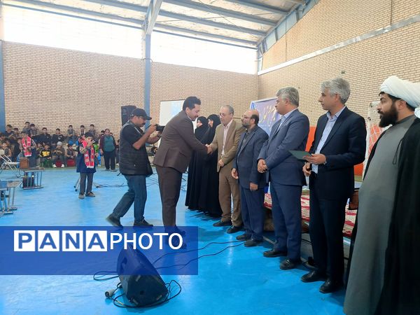 بوم و نوا صحنه تقدیر از کتاب‌دوستان فدافن