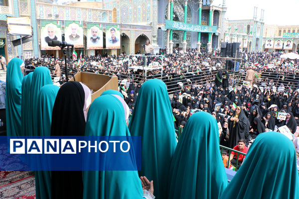 حضور پرشور نوجوانان قمی در آیین استقبال از رئیس جمهوری 