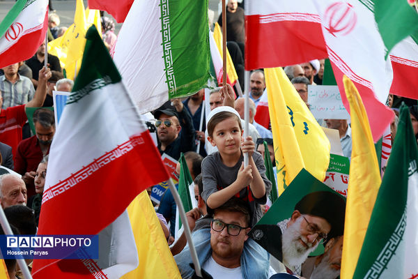 تجمع مردمی بشارت فتح در میدان انقلاب