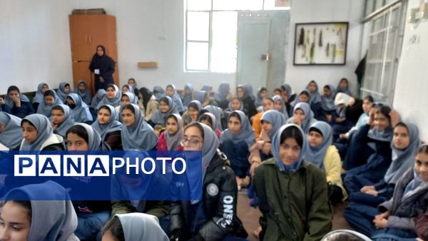 دانش‌آموزان دبیرستان حاج رحمت‌اله شیروانی در سوگ حضرت فاطمه زهرا(س)