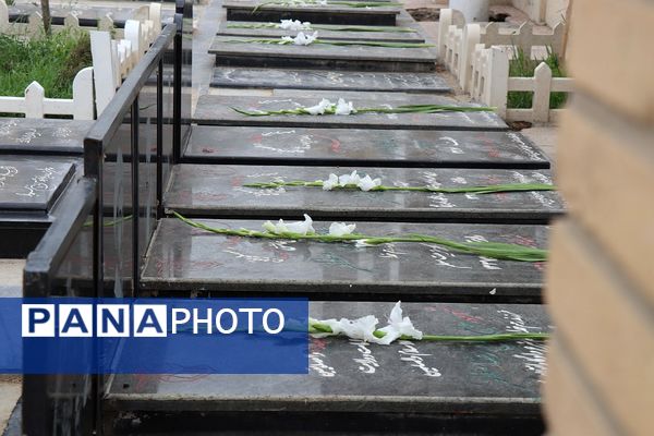 مراسم غبارروبی مزار شهدای فرهنگی در پاکدشت 
