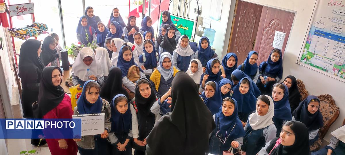 بازدید دانشآموزان مدرسه شهید خاقانی از گلخانه پیشهوران شیروان