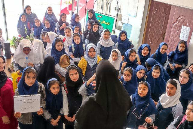 بازدید دانش‌آموزان مدرسه شهید خاقانی از گلخانه پیشه‌وران شیروان