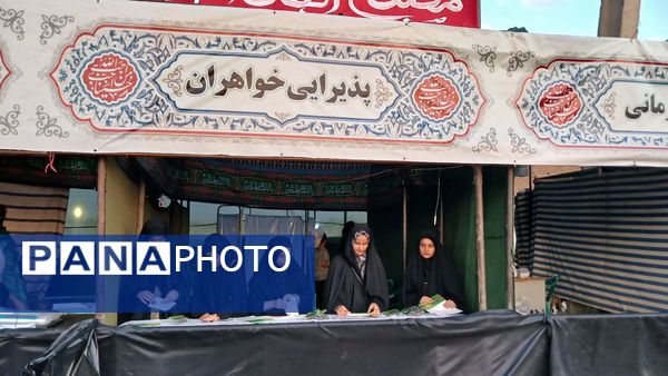 دانش‌آموزان با عشق در موکب امام حسین (ع) پذیرای زائران شدند
