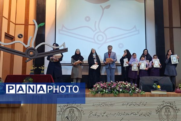 تجلیل از برگزیدگان جشنواره بزرگ جوانه در مجتمع آموزشی و فرهنگی علوم پزشکی شیراز 