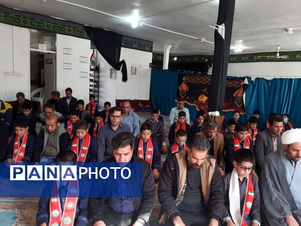 نماز پدر پسری در مدرسه دکتر توسلی