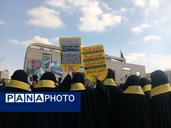 ۱۳ آبان، فریاد شهامت دانش آموزان در مسیر استقلال طلبی و استکبار ستیزی 