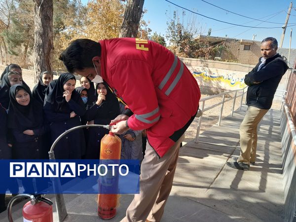 آموزش اطفای حریق و ایمنی به دانش آموزان دبیرستان مادرمهربان خلیل آباد