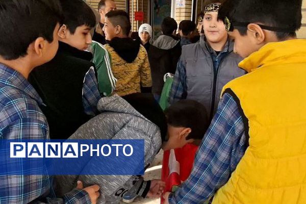 تجدید عهد دانش آموزان مدرسه ایمان ورامین با امام حسین (ع) 