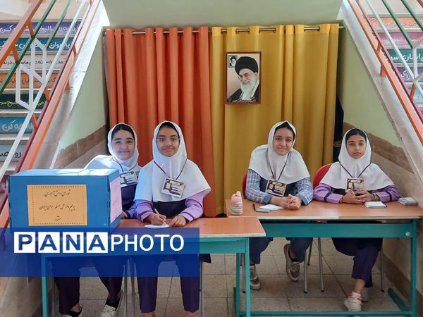 انگشت‌های رنگین دختران دبستان اندیشه روی برگه‌های رأی انتخابات شورای دانش‌آموزی