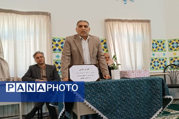 مراسم تجلیل و تکریم مقام آزاده در دبیرستان شاهد شهید حمامی ناحیه ۶ مشهد