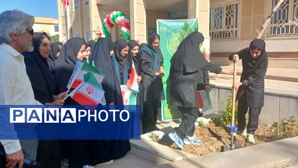 نواختن زنگ استانی مهر، ایثار و مقاومت در مدرسه نمونه دولتی ۹ دی به مناسبت آغاز سال تحصیلی و هفته دفاع مقدس