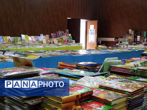گشایش نمایشگاه کتاب در فرهنگسرای فاروج 