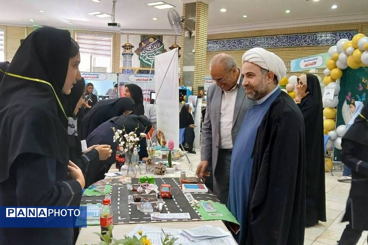 برگزاری نمایشگاه دستاوردهای دانش آموزان دخترانه دبیرستان حکمت ناحیه دو شهرری