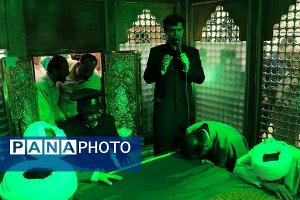 مراسم زیر سایه خورشید و غباروبی ضریح مطهر بی بی سکینه خاتون(س) در بخش صفادشت ملارد