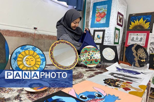 آیین افتتاحیه نمایشگاه هنری «ماها» در هنرستان شهید تاجیک بهارستان‌دو