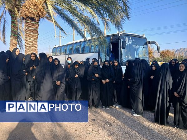 بازدید دانش آموزان باخرز از نمایشگاه ریحانه النبی