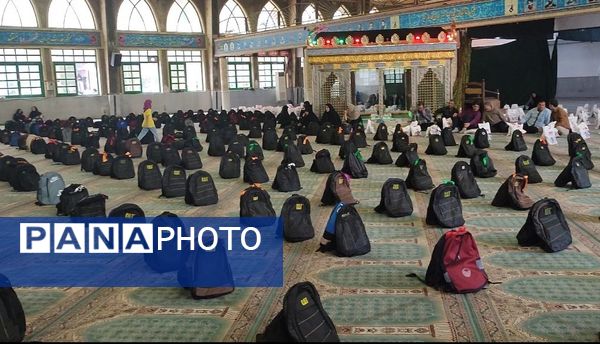 رزمایش اهدا لوازم التحریر به دانش‌آموزان در قائمشهر