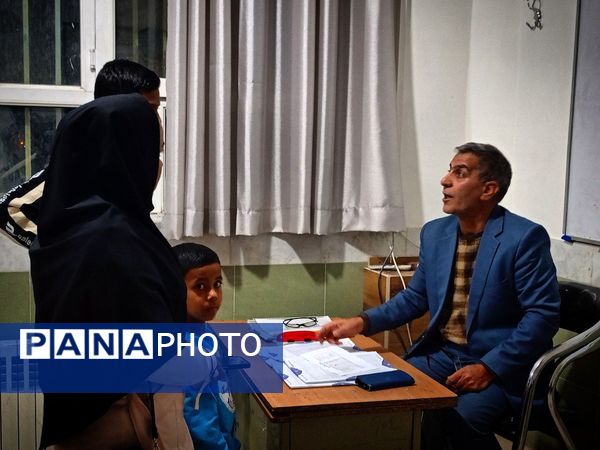 تحویل کارنامه هشدار دانش آموزان به اولیا دبیرستان میثاق