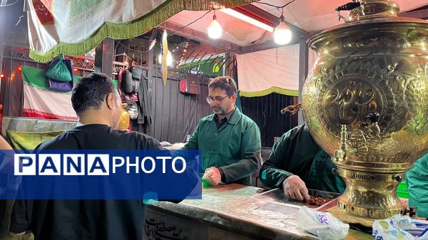 نوجوانان تهرانی هم‌نوا با اسرای کربلا به سوگ امام حسین (ع) نشستند