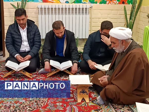 محفل انس با قرآن کریم در دبیرستان دخترانه شهدای زیارت 