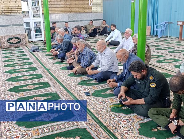 اهدای هدایای متبرک به نمازگزاران سفیددشت