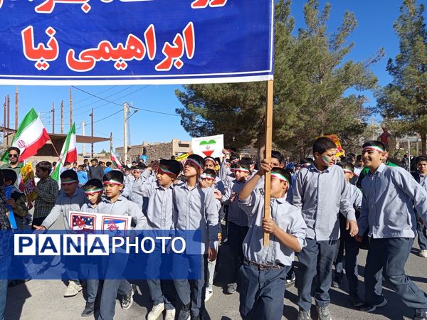 قدم‌های کوچک، ایمان‌های بزرگ؛ حضور باشکوه دانش‌آموزان دبستان برادران ابراهیمی‌نیا در ۱۳ آبان