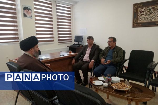 اقامه نماز جماعت در دبیرستان هجرانی پردیس به امامت امام جمعه شهرستان