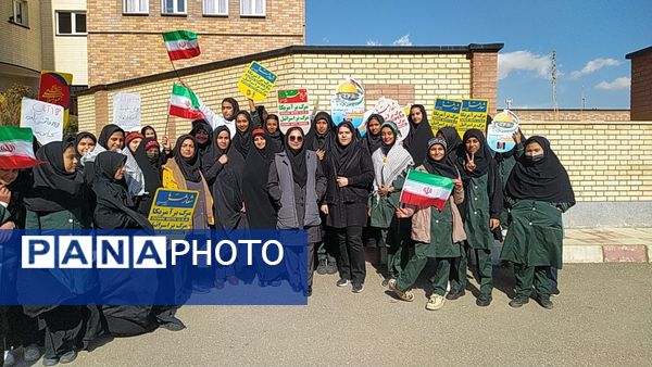 برگزاری راهپیمایی ۱۳ آبان روز دانش‌آموز در شهرستان فیروزکوه 