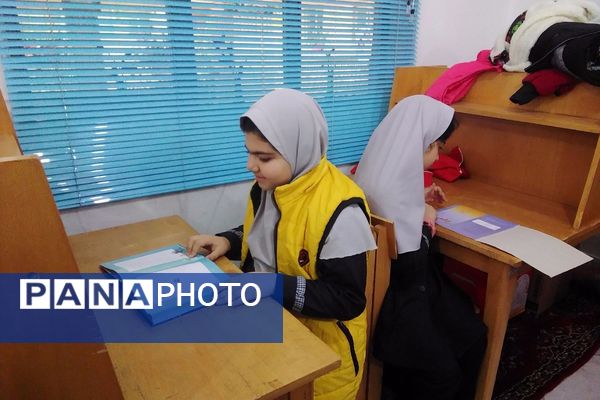 گرامیداشت هفته کتاب و کتاب‌خوانی در دبستان دخترانه جعفریه با حضور پرشور دانش‌آموزان